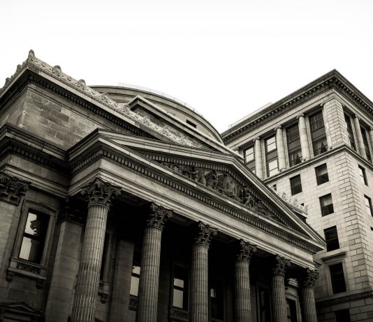 É melhor investir por bancos ou corretoras?